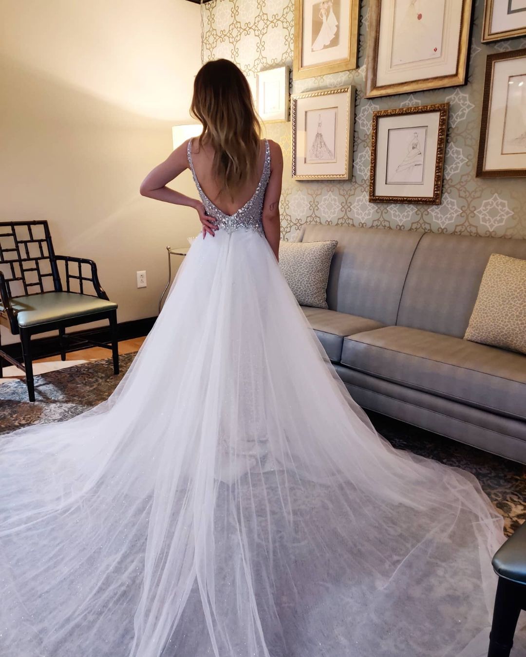 Vestido de novia vintage de tul con escote en V y espalda abierta