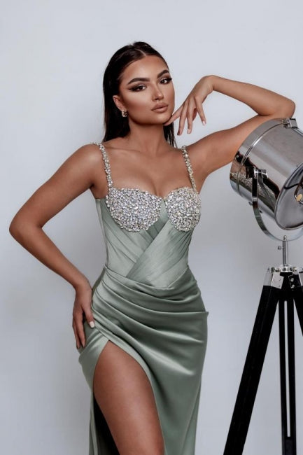 Charmantes, säulenförmiges, ärmelloses, grünes Ballkleid aus Satin mit einer Schulter und Schlitz vorne
