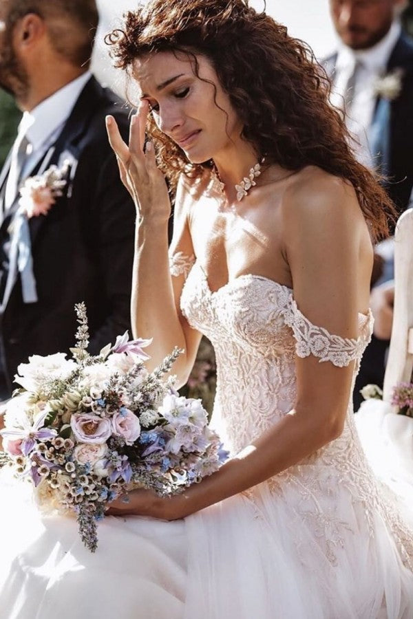 Vestido de novia vintage largo de tul con encaje y hombros descubiertos