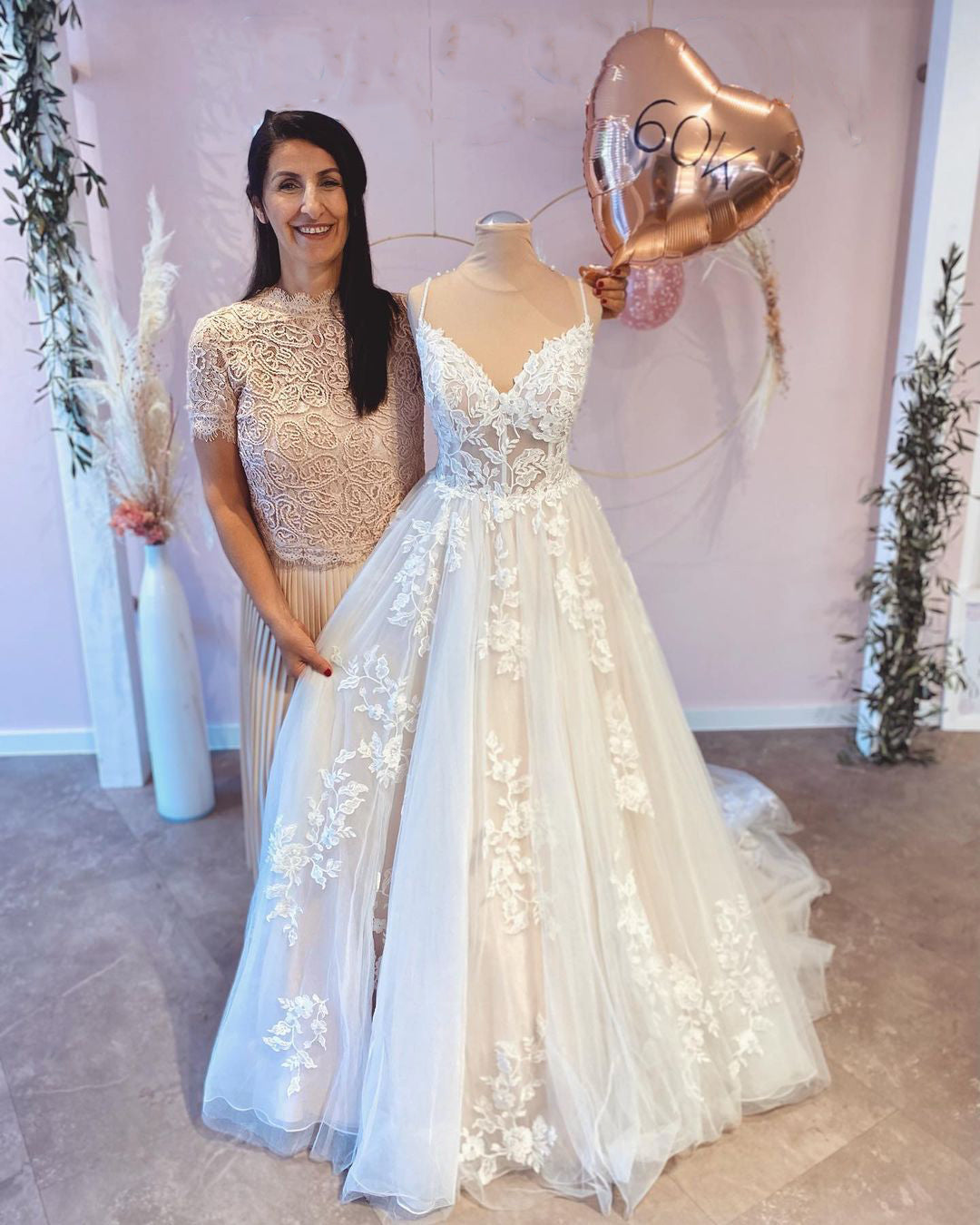 Vintage Long A-Line Spaghetti Straps Appliques Lace Wedding Dress With Train