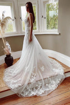 Vestido de novia vintage de sirena con escote en V, tirantes finos y encaje con cola