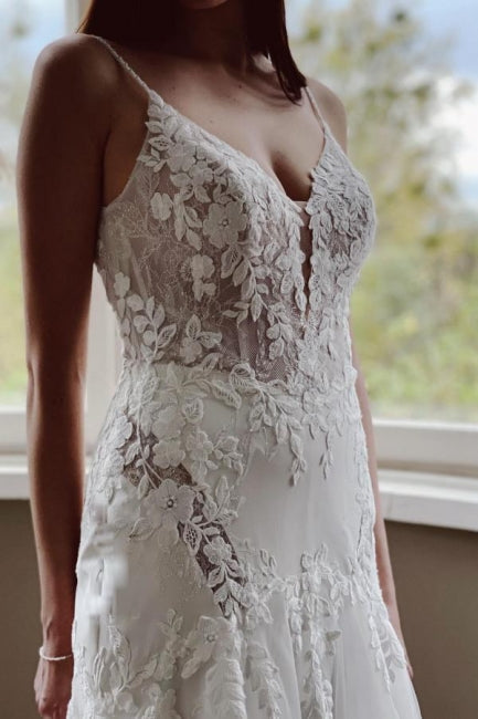 Vestido de novia vintage de sirena con escote en V, tirantes finos y encaje con cola