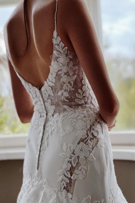Vestido de novia vintage de sirena con escote en V, tirantes finos y encaje con cola