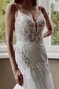 Vestido de novia vintage de sirena con escote en V, tirantes finos y encaje con cola