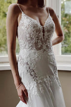 Vestido de novia vintage de sirena con escote en V, tirantes finos y encaje con cola