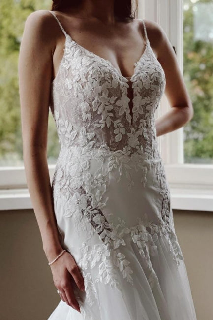 Vestido de novia vintage de sirena con escote en V, tirantes finos y encaje con cola