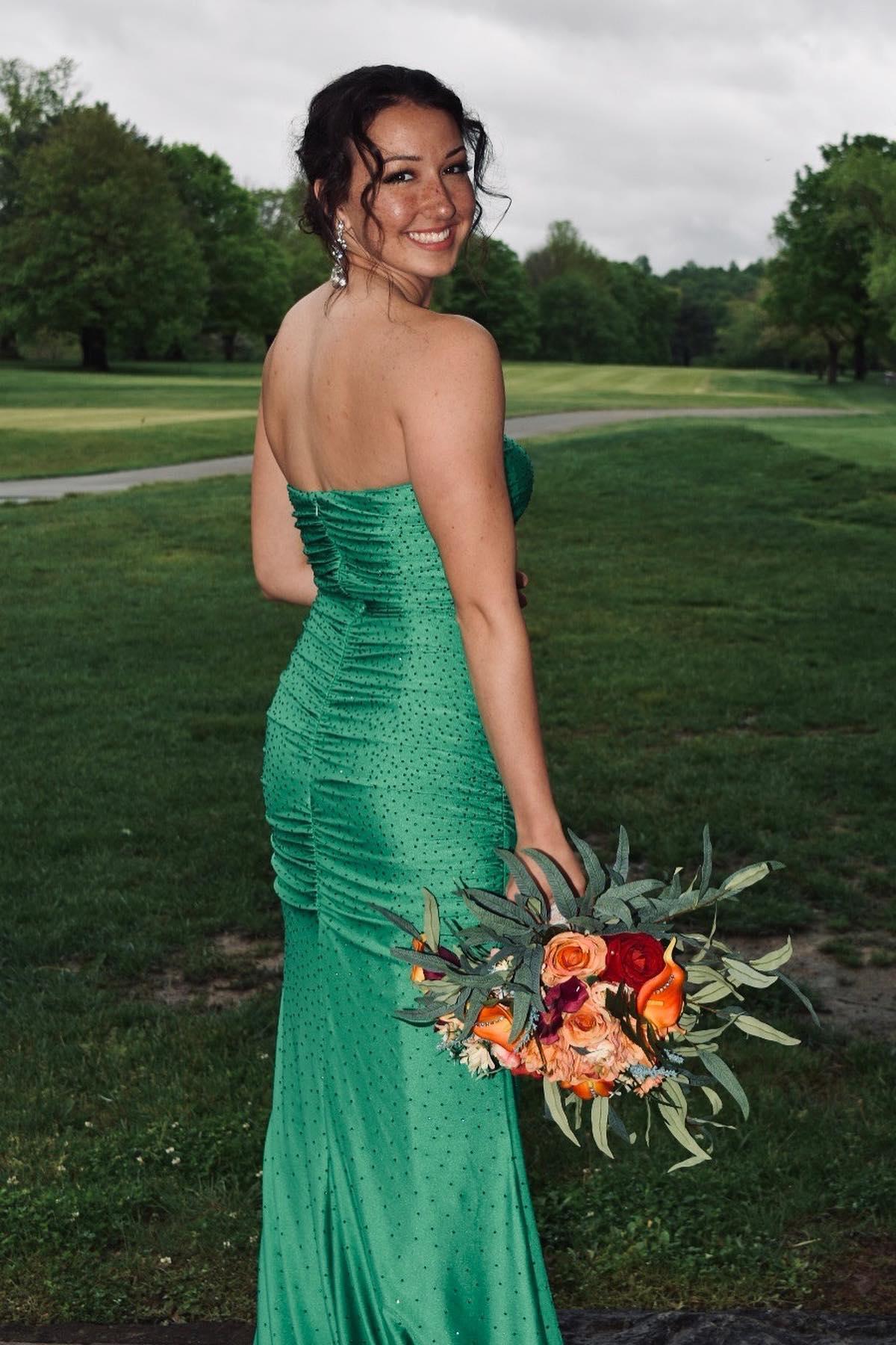 Werner | Vestido de fiesta largo verde sirena sin tirantes, fruncido y con cuentas