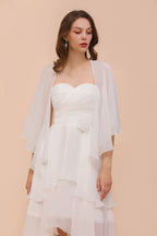 Vestido de dama de honor blanco hasta la rodilla de dos capas para invitada de boda con capas