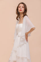 Vestido de dama de honor blanco hasta la rodilla de dos capas para invitada de boda con capas