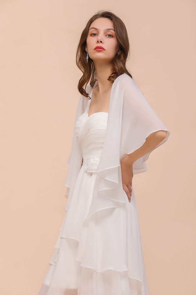 Vestido de dama de honor blanco hasta la rodilla de dos capas para invitada de boda con capas