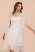 Vestido de dama de honor blanco hasta la rodilla de dos capas para invitada de boda con capas