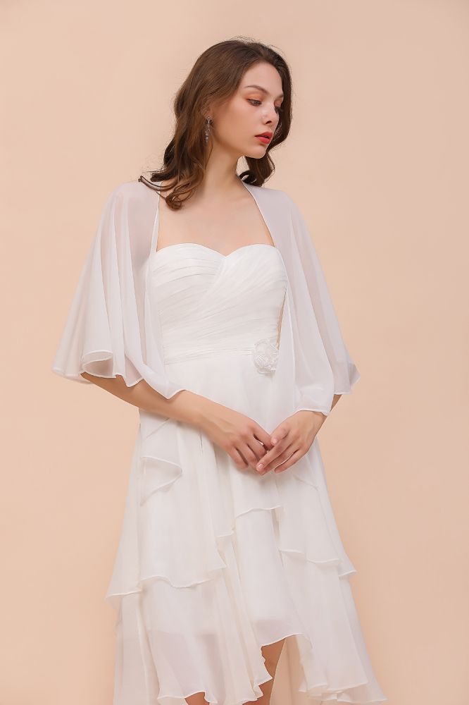 Vestido de dama de honor blanco hasta la rodilla de dos capas para invitada de boda con capas