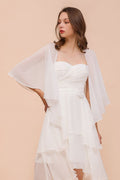 Vestido de dama de honor blanco hasta la rodilla de dos capas para invitada de boda con capas