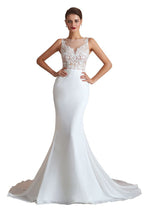 Vestido de novia blanco con escote ilusión y columna, sin mangas