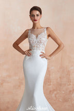 Vestido de novia blanco con escote ilusión y columna, sin mangas