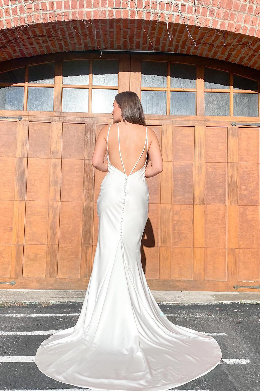 Weißes langes Meerjungfrau-Brautkleid mit Spaghettiträgern und Herzausschnitt und offenem Rücken aus Satin
