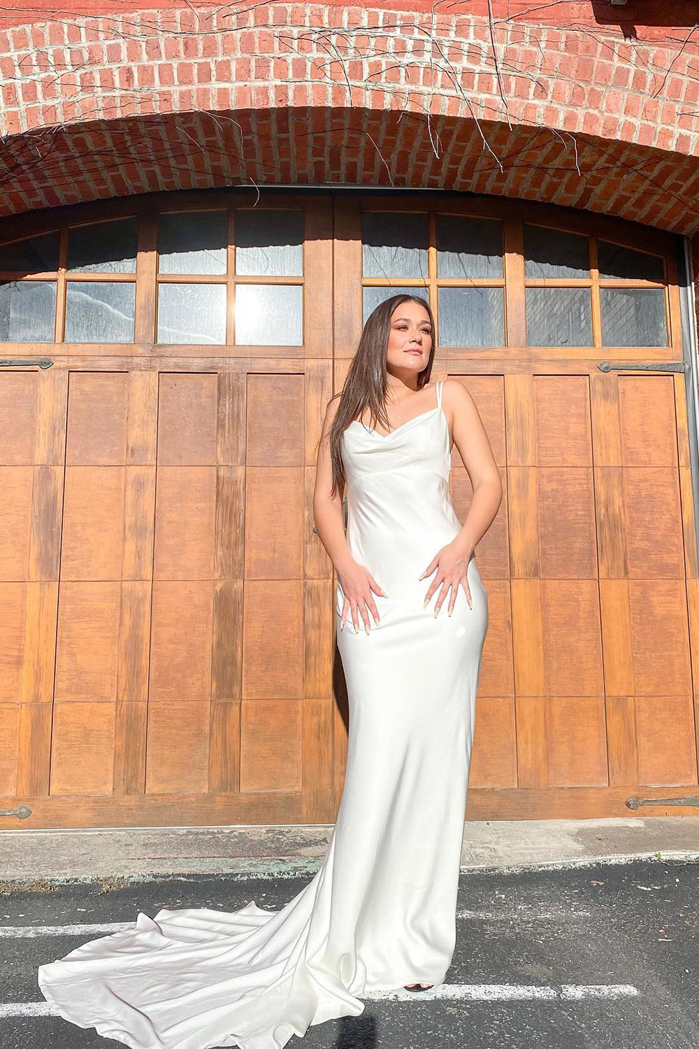 Weißes langes Meerjungfrau-Brautkleid mit Spaghettiträgern und Herzausschnitt und offenem Rücken aus Satin