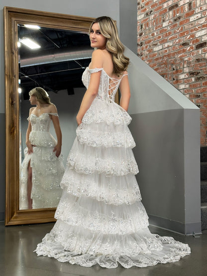 Weißes, schulterfreies A-Linien-Ballkleid im weißen Korsett-Stil mit Spitzenrüschen
