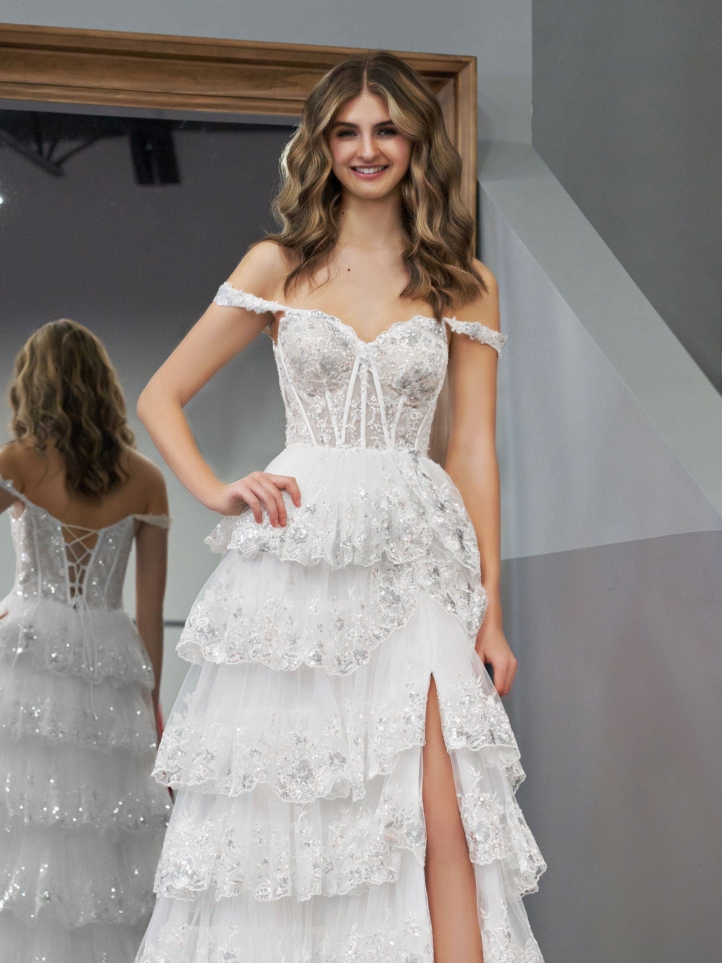 Weißes, schulterfreies A-Linien-Ballkleid im weißen Korsett-Stil mit Spitzenrüschen