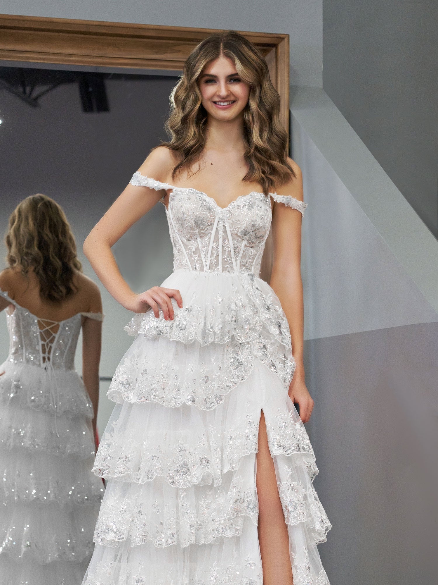 Vestido de fiesta de princesa blanco con hombros descubiertos, corsé blanco y volantes de encaje