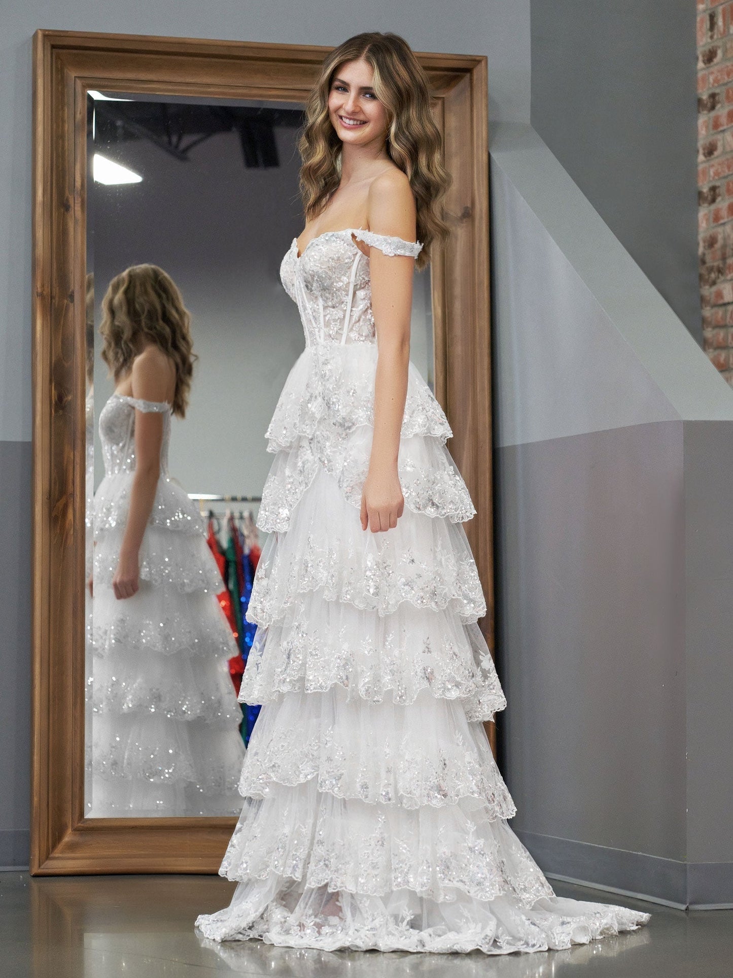 Weißes, schulterfreies A-Linien-Ballkleid im weißen Korsett-Stil mit Spitzenrüschen