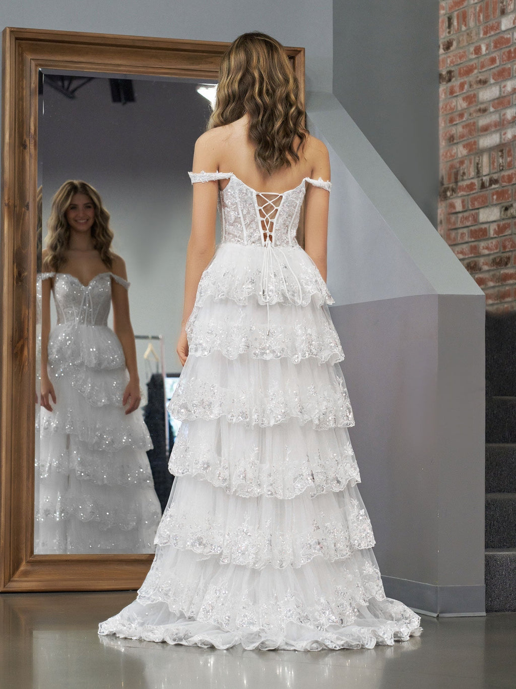 Vestido de fiesta de princesa blanco con hombros descubiertos, corsé blanco y volantes de encaje