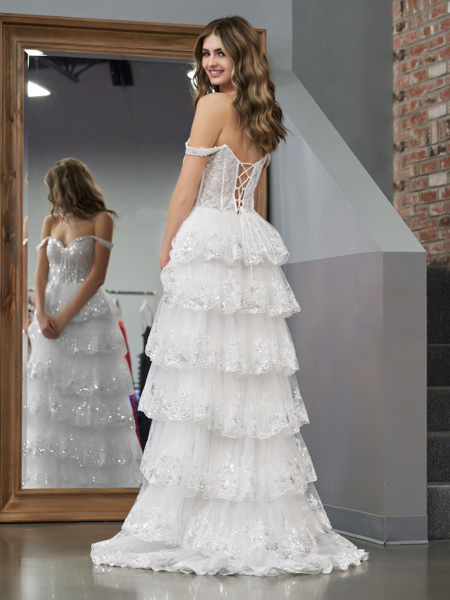 Vestido de fiesta de princesa blanco con hombros descubiertos, corsé blanco y volantes de encaje