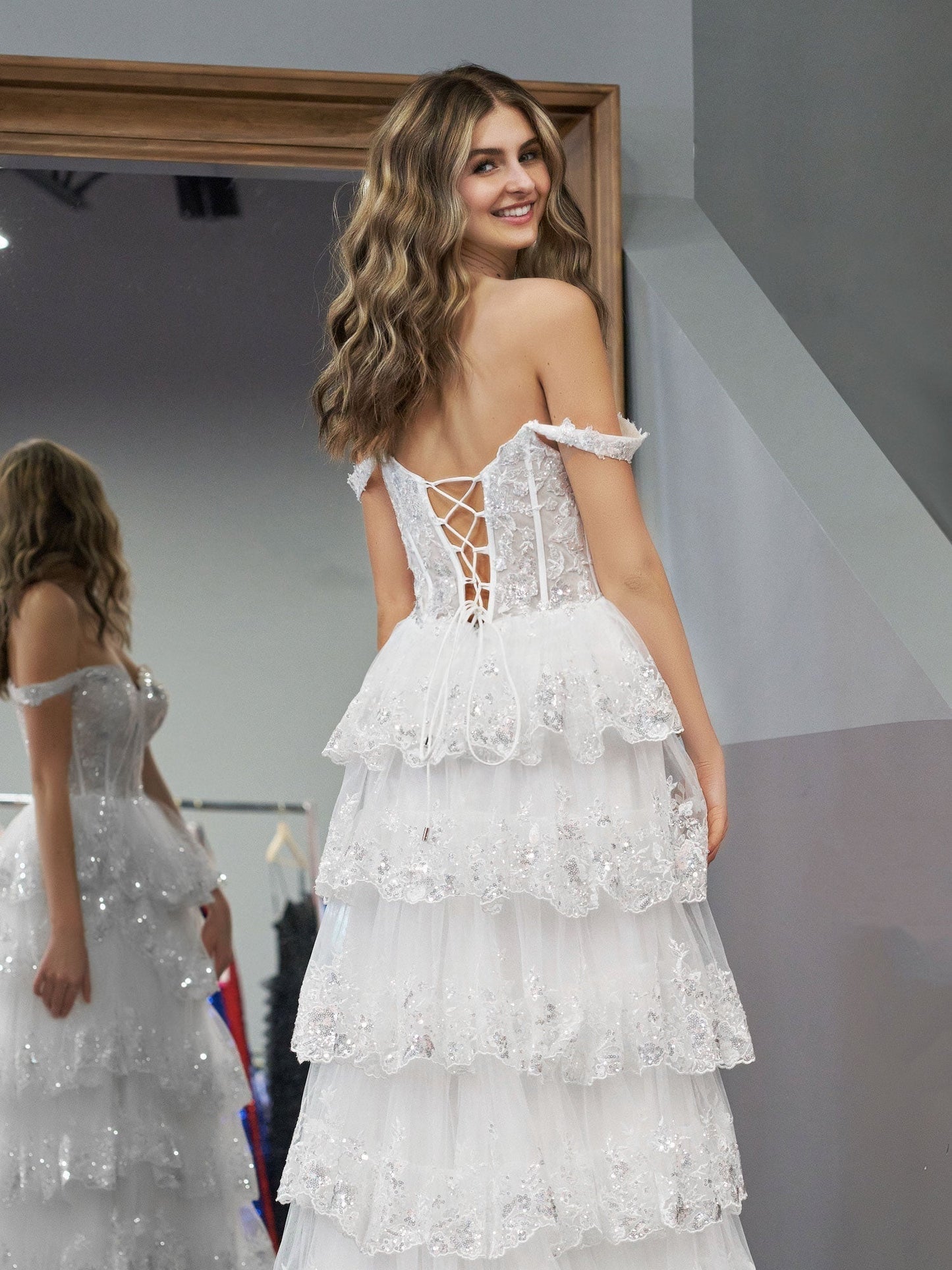 Weißes, schulterfreies A-Linien-Ballkleid im weißen Korsett-Stil mit Spitzenrüschen