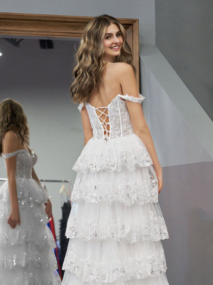 Weißes, schulterfreies A-Linien-Ballkleid im weißen Korsett-Stil mit Spitzenrüschen