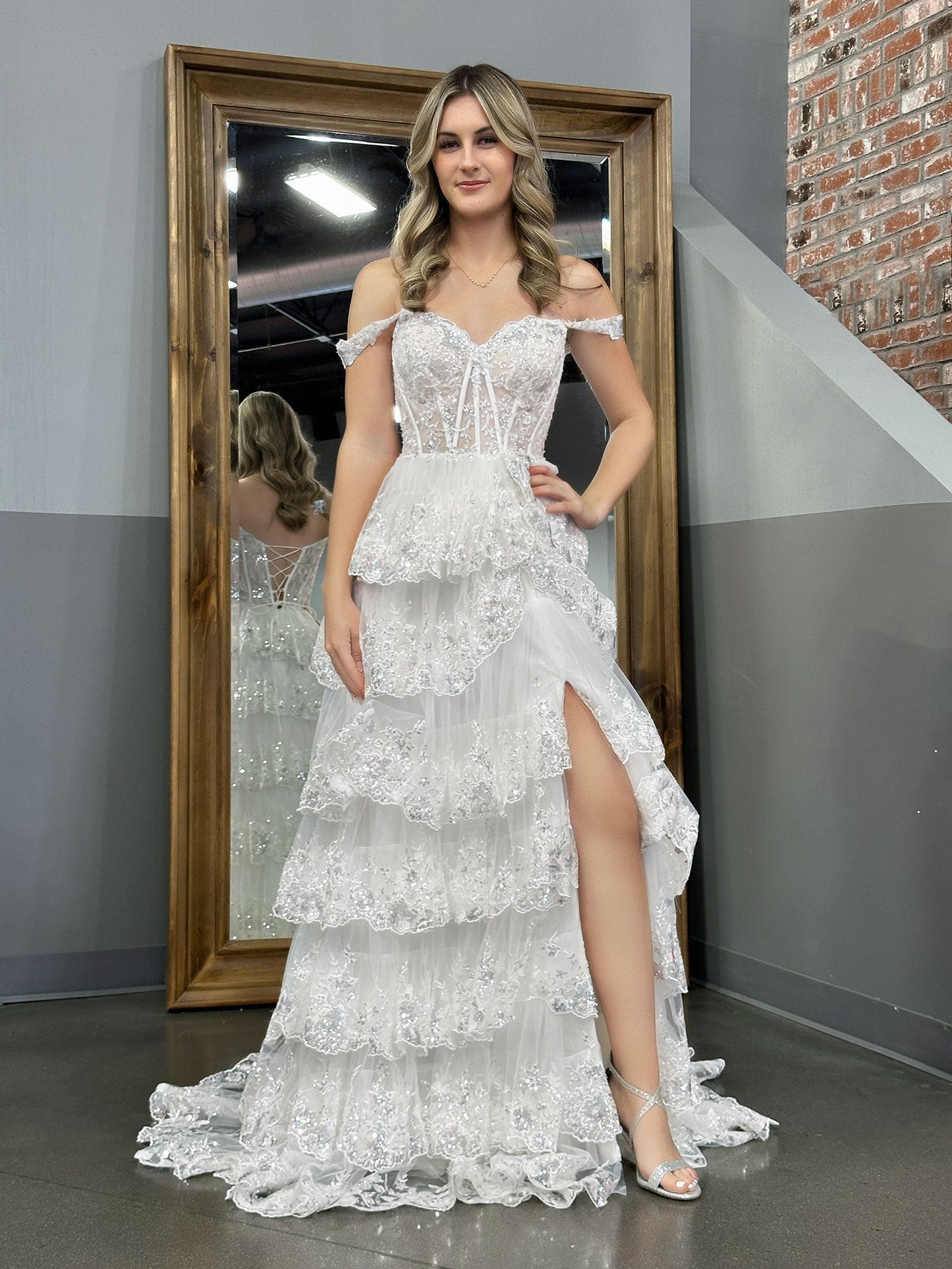 Weißes, schulterfreies A-Linien-Ballkleid im weißen Korsett-Stil mit Spitzenrüschen