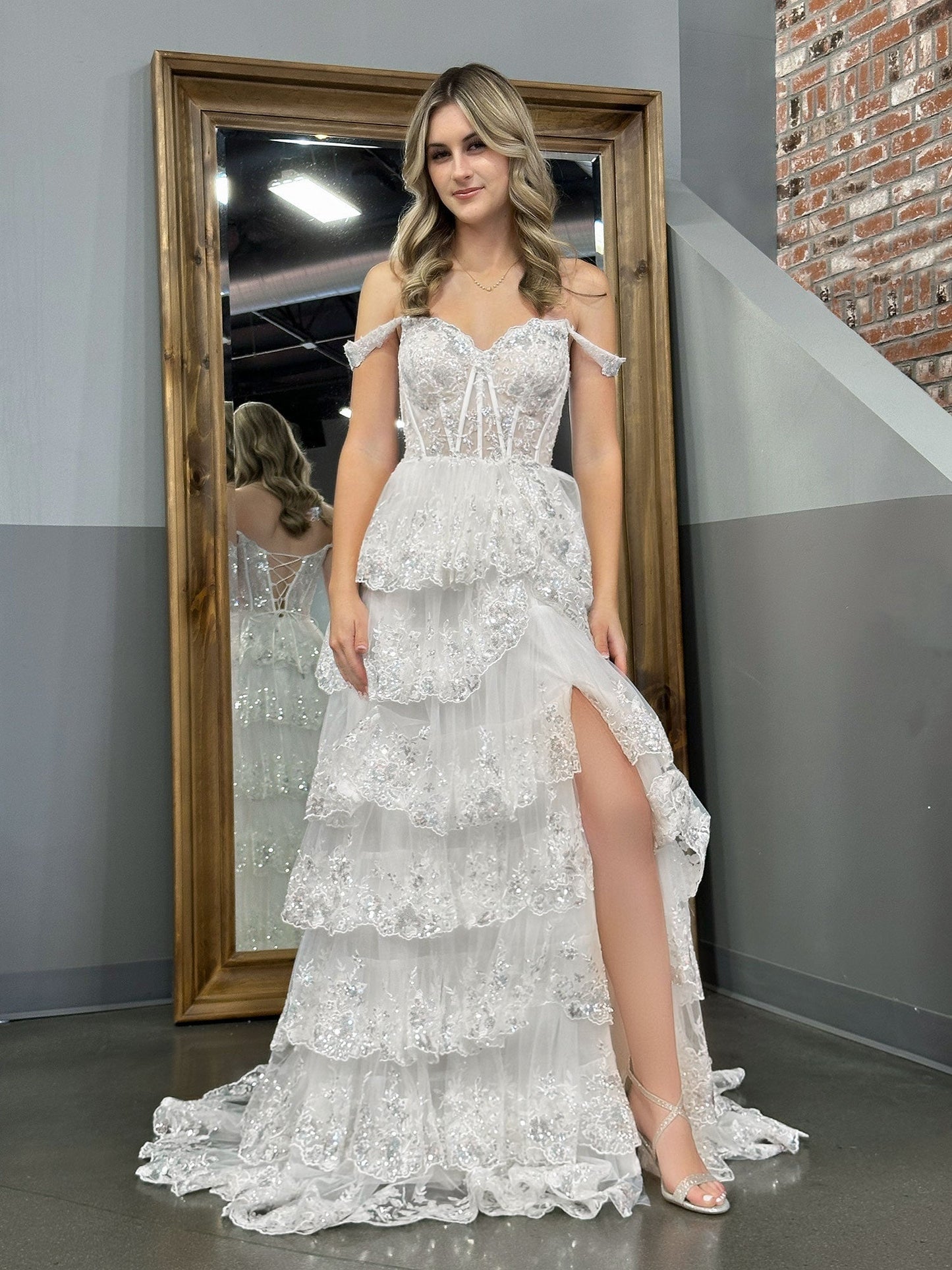 Weißes, schulterfreies A-Linien-Ballkleid im weißen Korsett-Stil mit Spitzenrüschen