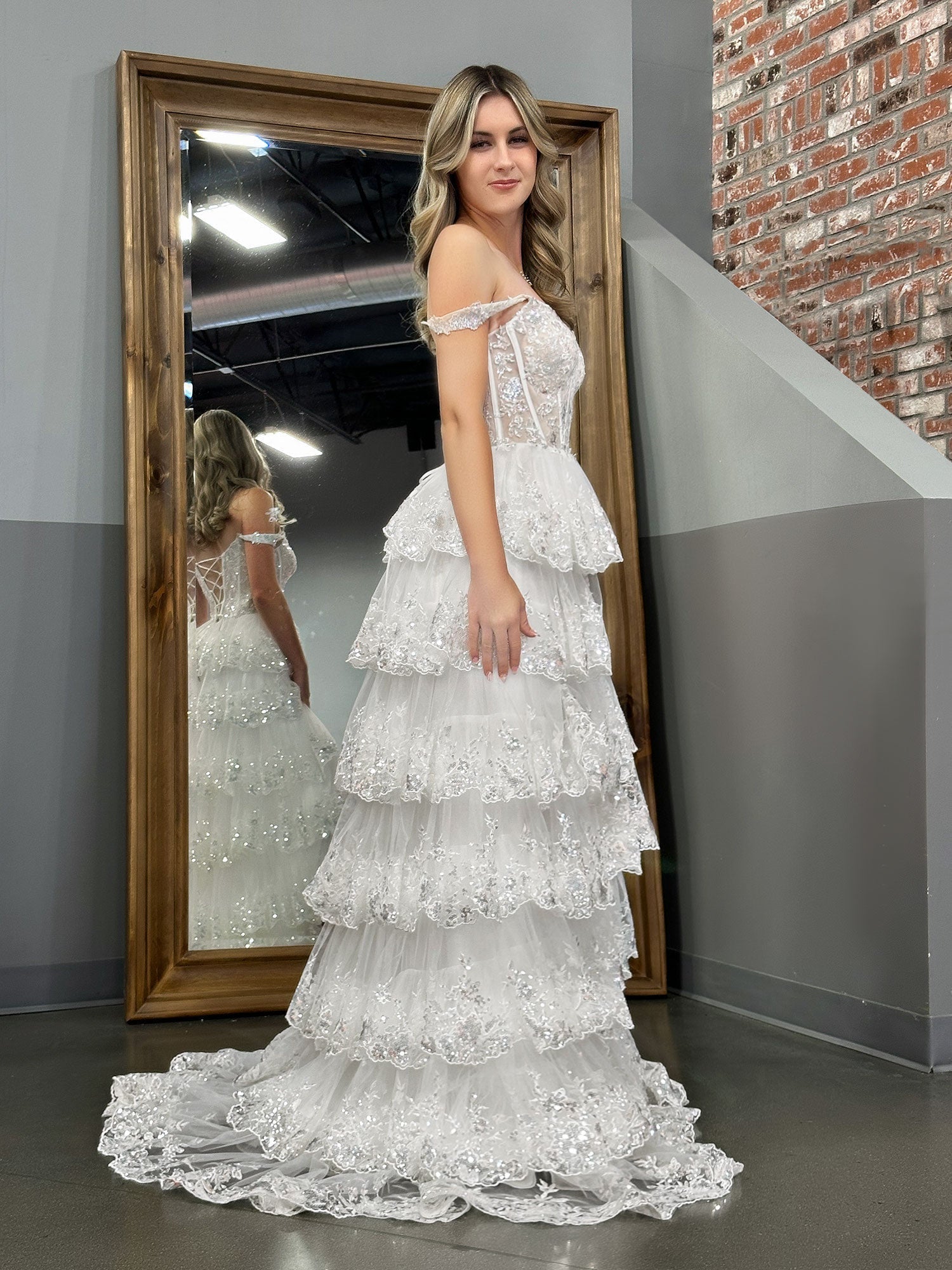 Vestido de fiesta de princesa blanco con hombros descubiertos, corsé blanco y volantes de encaje