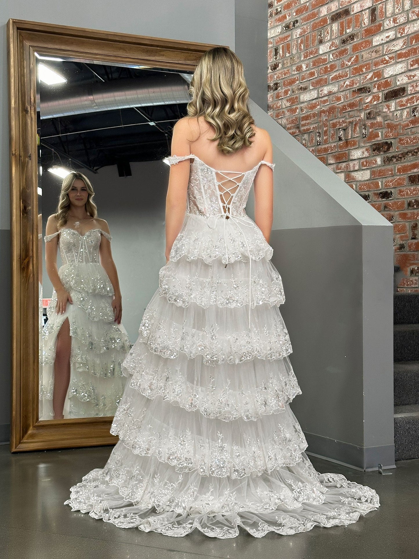 Weißes, schulterfreies A-Linien-Ballkleid im weißen Korsett-Stil mit Spitzenrüschen