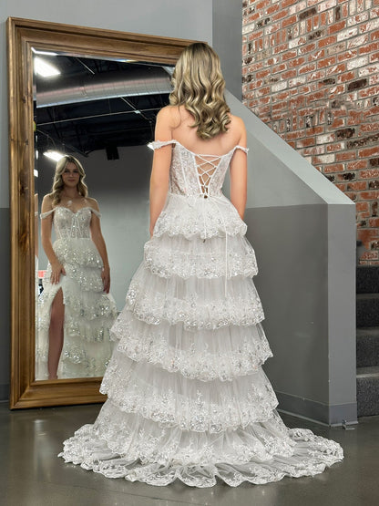 Weißes, schulterfreies A-Linien-Ballkleid im weißen Korsett-Stil mit Spitzenrüschen