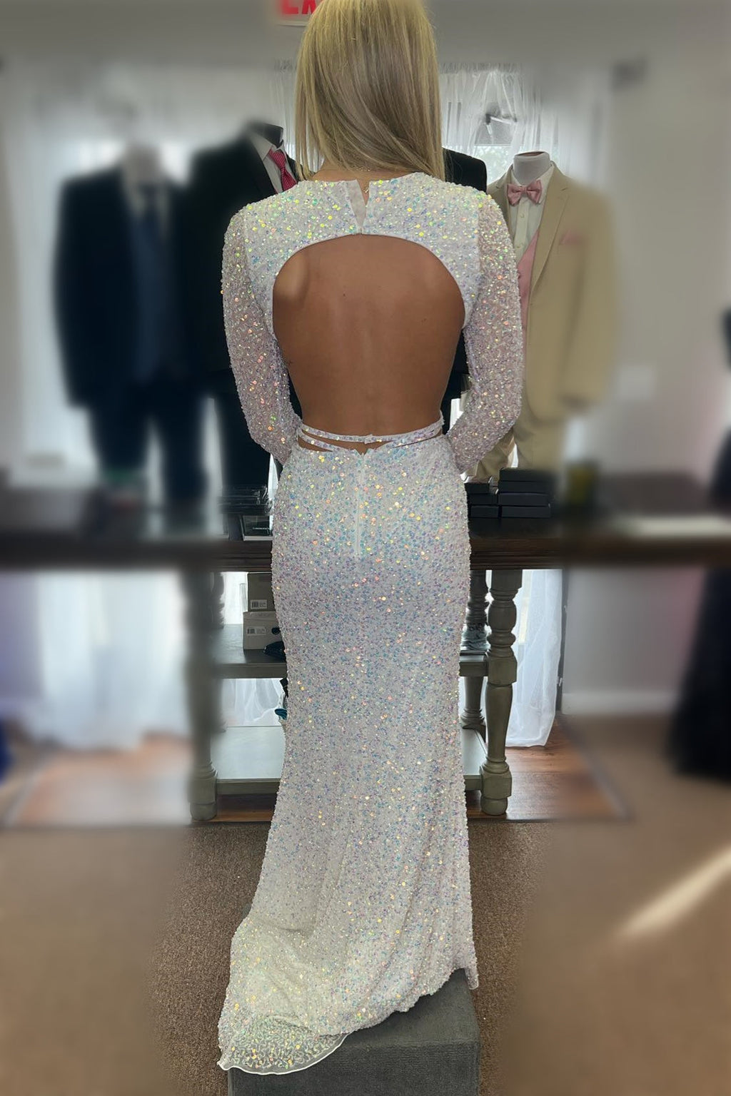 Weißes Meerjungfrau-Ballkleid mit langen Ärmeln und Cut-Out