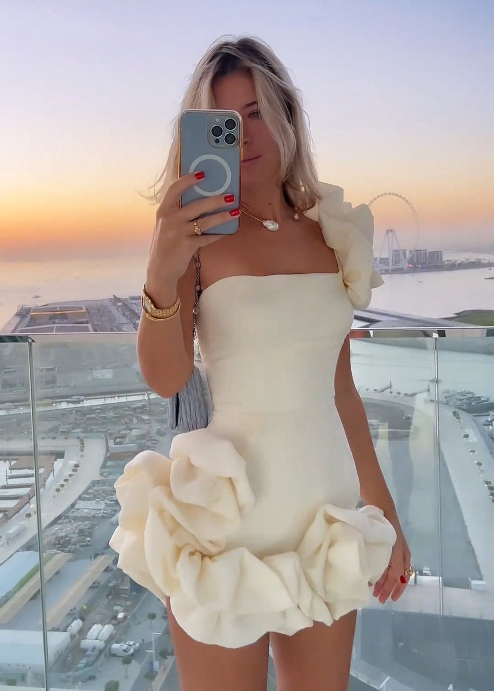 Ireka | Vestido de fiesta blanco ajustado, sin tirantes y con volantes