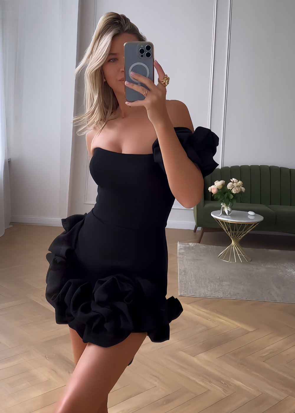 Ireka | Vestido de fiesta blanco ajustado, sin tirantes y con volantes