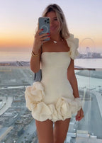 Ireka | Vestido de fiesta blanco ajustado, sin tirantes y con volantes