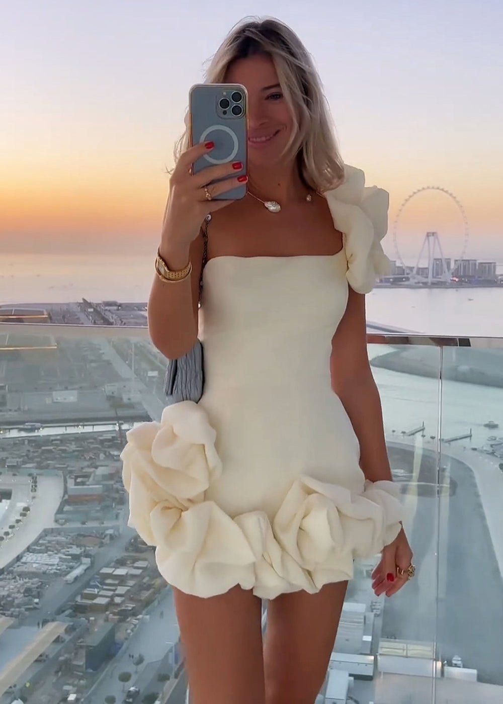 Ireka | Vestido de fiesta blanco ajustado, sin tirantes y con volantes