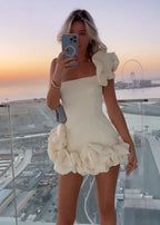 Ireka | Vestido de fiesta blanco ajustado, sin tirantes y con volantes