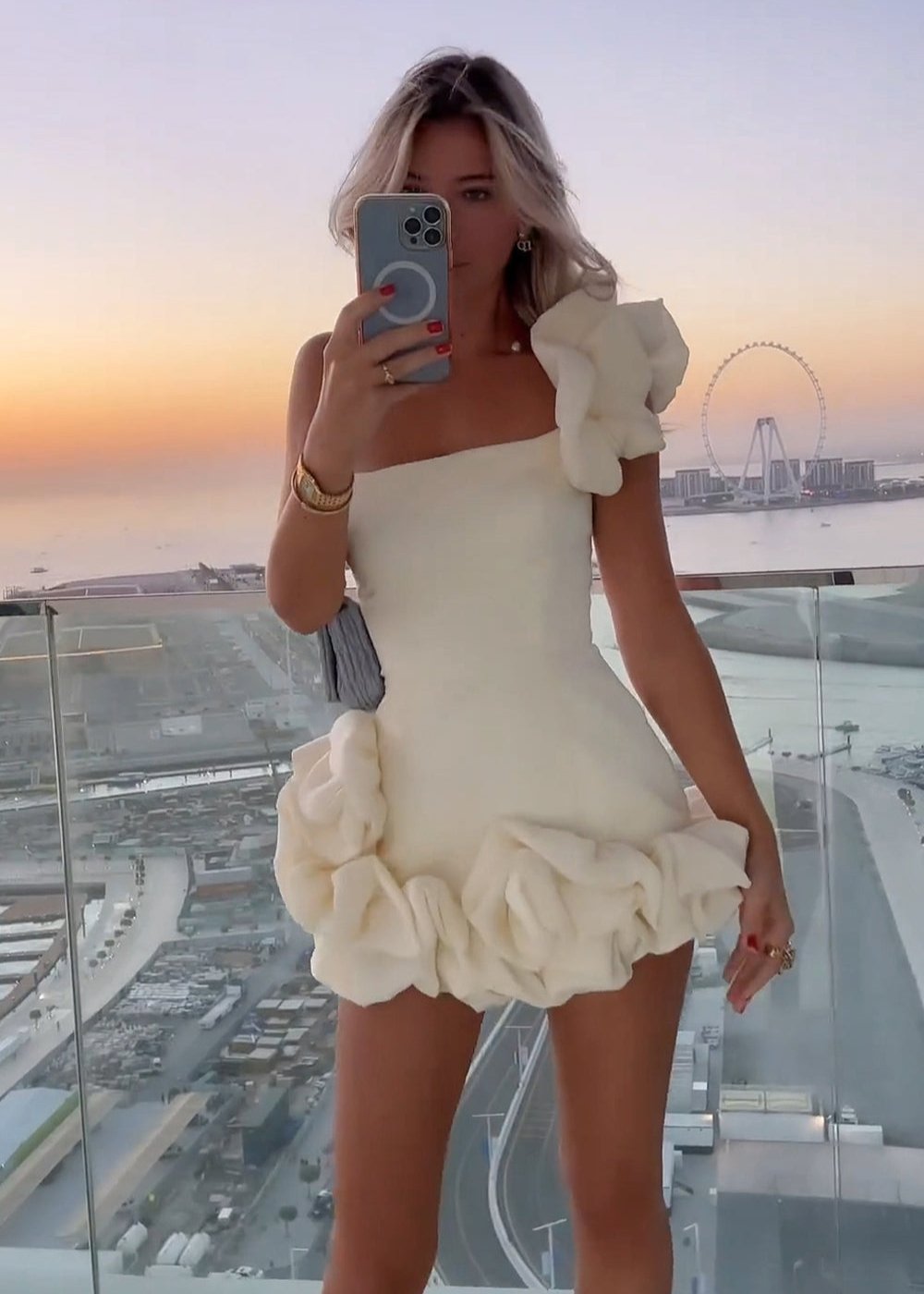 Ireka | Vestido de fiesta blanco ajustado, sin tirantes y con volantes