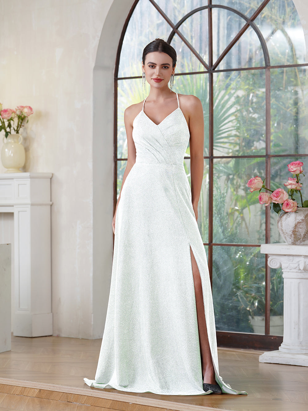 Elegante vestido de fiesta largo de seda brillante con escote en V y corte A, con abertura lateral y bolsillo.