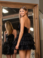 Evita | Vestido de fiesta negro de corte A, sin tirantes y con capas