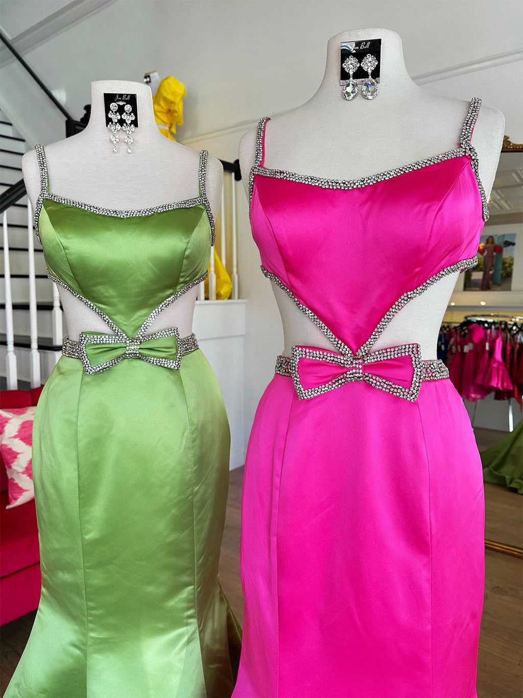 Windsor | Vestido de fiesta largo de sirena con escote redondo, cuentas y lazo