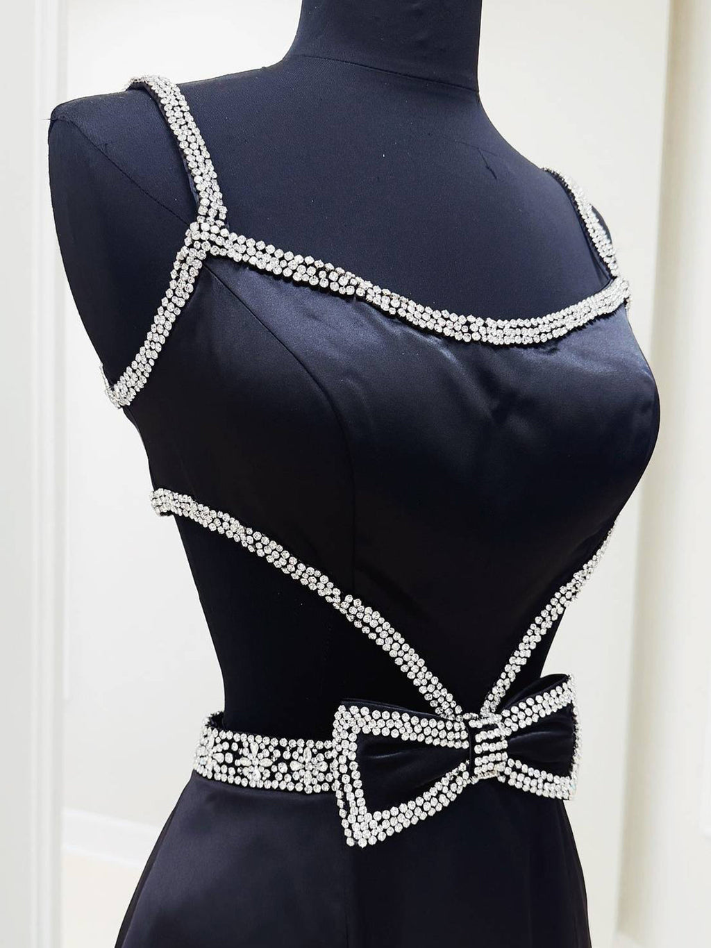 Windsor | Vestido de fiesta largo de sirena con escote redondo, cuentas y lazo
