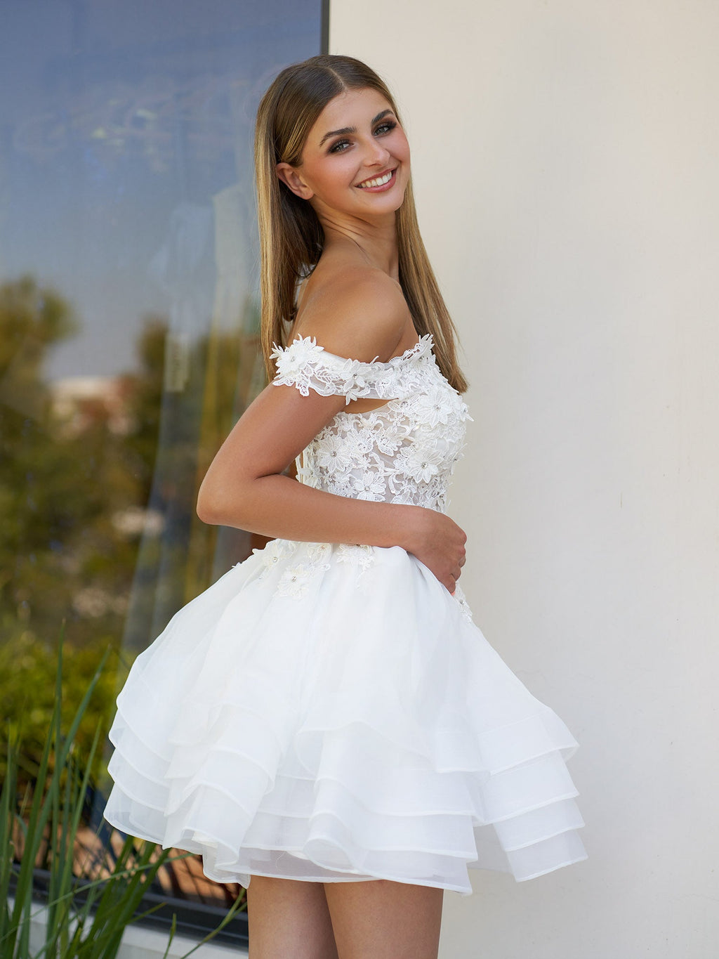 Estaline | Vestido de fiesta de corte A con encaje de organza y apliques de hombros descubiertos