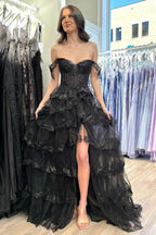 Yaiiua | Vestido de fiesta negro con hombros descubiertos, apliques de encaje y aberturas en capas