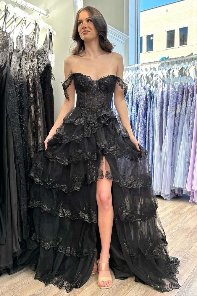 Yaiiua | Vestido de fiesta negro con hombros descubiertos, apliques de encaje y aberturas en capas