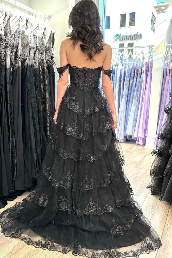 Yaiiua | Vestido de fiesta negro con hombros descubiertos, apliques de encaje y aberturas en capas