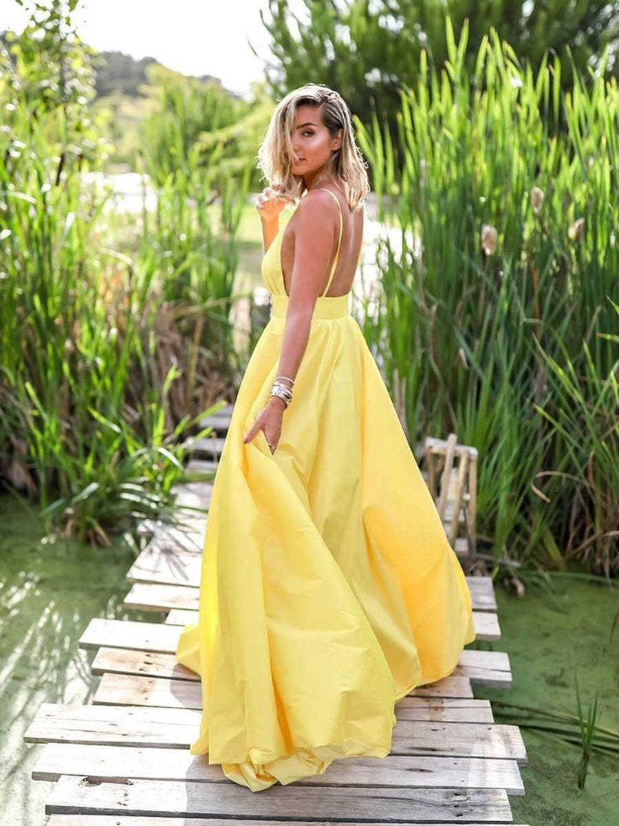 Gelbes A-Linie V-Ausschnitt Rückenfreies Satin Langes Abendkleid